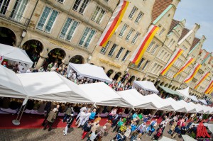 Die 100 Meter lange Tafel in Münsters "Guter Stube". (Foto: th)