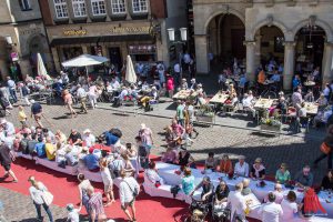 Viele Gäste nahmen an der langen Tafel Platz. (Foto: th)