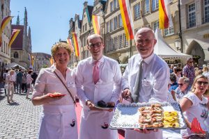 Kaufleute der Stadt bedienten die Besucher mitten auf dem Prinzipalmarkt mit Schnittchen, Wein und Bier. (Foto: th)