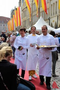 Die Kaufmannschaft versorgt die Gäste mit westfälischen Schnittchen. (Foto: Schuster)