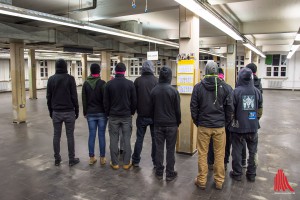 Ein Teil der Aktivisten im besetzten Gebäude. (Foto: th)