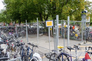 In der eingezäunten Anlage sollen zehn Fahrräder oder sechs Dreiräder mit Sonderberechtigung Platz finden. (Foto: th)