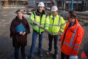 Bauleiter Reimer Chibiorz (2.v.l.) zeigt das Metallrohr, das für eine Bauverzögerung von einem halben Jahr verursacht hat. Mit im Bild: Projektleiterin Sonja Hempel und Bahnhofsmanager Michael Jansen (re.). (Foto: cabe)