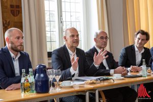 (v.l.:) Jens Kreiterling (Landmarken), Hartwig Schultheiß (Stadtdirektor), Norbert Hermanns (Landmarken) und Kilian Kada (KadaWittfeld). (Foto: cabe)