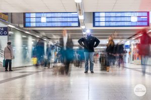 Im vorweihnachtlichen Gedränge im und am Hauptbahnhof tummeln sich auch viele Taschendiebe. (Foto: Thomas M. Weber)