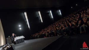 Das Publikum des bis auf den letzten Platz ausverkauften Kinosaals ist begeistert vom neuen Werk des Bestsellerautors. (Foto: wf / Weber)