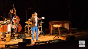 Helge Schneider braucht keinen großen Schnickschnack auf der Bühne. (Foto: Thomas M. Weber)