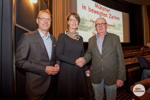 Das Archiv von Henning Stoffers (re.) geht in die Hände der Münsterländischen Bank Thie & Co. Deren Gesellschafter Steffen Opitz und Mechthild Piper übergeben die Sammlung als Dauerleihgabe an das Stadtarchiv. (Foto: Michael Bührke)