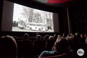 Auch diese historische Aufnahme aus seinem Archiv zeigte Henning Stoffers bei seinem Lichtbildervortrag im Schloßtheater: Eine Straßenbahn schleppt einen O-Bus ab. (Foto: Michael Bührke)