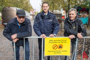 "Sicher über den Send": (v.l.:) Philipp Heitmann (Schaustellerverband), Mirko Stein (Polizei Münster) und Johannes Lammers (Ordnungsamt) bitten die Besucher, keine großen Taschen oder Rucksäcke mitzubringen. (Foto: th) 