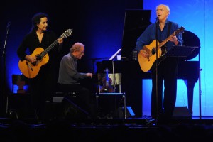 Vor zwei Jahren spielte und sang Herman van Veen zuletzt in Münster, damals an seiner Seite Edith Leerkes und der 2014 verstorbene Erik van der Wurff am Klavier. Ihm ist die aktuelle Tour gewidmet. (Foto: Peter Grewer)