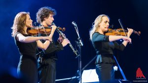 Van Veen hat ausgezeichnete Musiker mit der Bühne, die ihn begleiten. (Foto: wf / Weber)