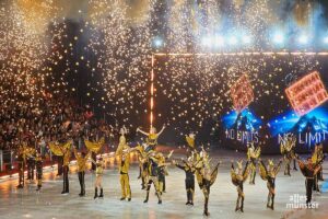 ... dann steht das gesamte Ensemble im Goldregen auf der Eisfläche. (Foto: Jennifer von Glahn)