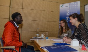 Bewerber Ted Schiewerbein im Gespräch mit Kathrin Aupers (re.) und Nicole Abele vom Studierendenwerk Münster. (Foto: th) 