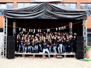 Die Abschlussstufe des Gymnasiums Wolbeck freut sich über eine gut gefüllte Abikasse. (Foto: Pressebild)