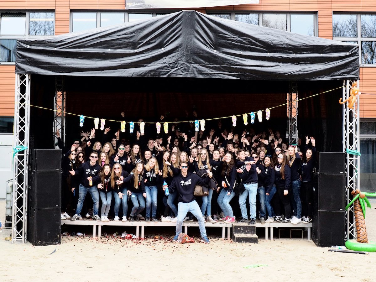 Die Abschlussstufe des Gymnasiums Wolbeck freut sich über eine gut gefüllte Abi-Kasse. (Foto: Pressebild)