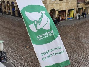 Flagge "Mayors for peace" über dem Prinzipalmarkt. (Foto: Amt für Kommunikation, Stadt Münster.) 