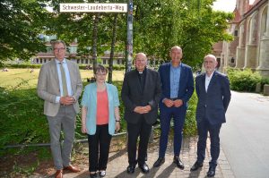 Über den neuen Namen des Aa-Uferweges "Schwester-Laudeberta-Weg" freuten sich (v.l.): der niederländische Honorarkonsul Dr. Eduard Hüffer, Schwester Susanne Kamperdick als stellvertretende Generaloberin der Clemensschwestern, Bischof Felix Genn, LWL-Direktor Georg Lunemann und Johannes Balthesen. (Foto: Bischöfliche Pressestelle / Anke Lucht)