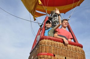 Vadzim (li.) hebt mit Bruder Kyril im Gremmendorfer Ballon ab. (Foto: MCG)