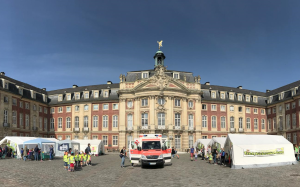 Das Teddybärkrankenhaus vor dem Schloss. (Foto: FSMED)