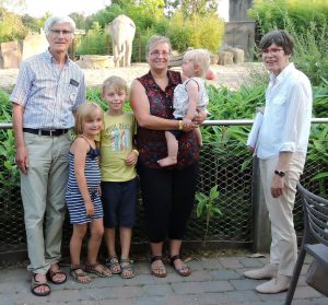 (v.l.:) Vorstandsvorsitzender Helge Peters, Julia Homann, Christof Homann, Brigit Homann mit Katrin, Mitgliederbetreuerin Sybille Schulemann-Adlhoch. (Foto: Zoo-Verein)