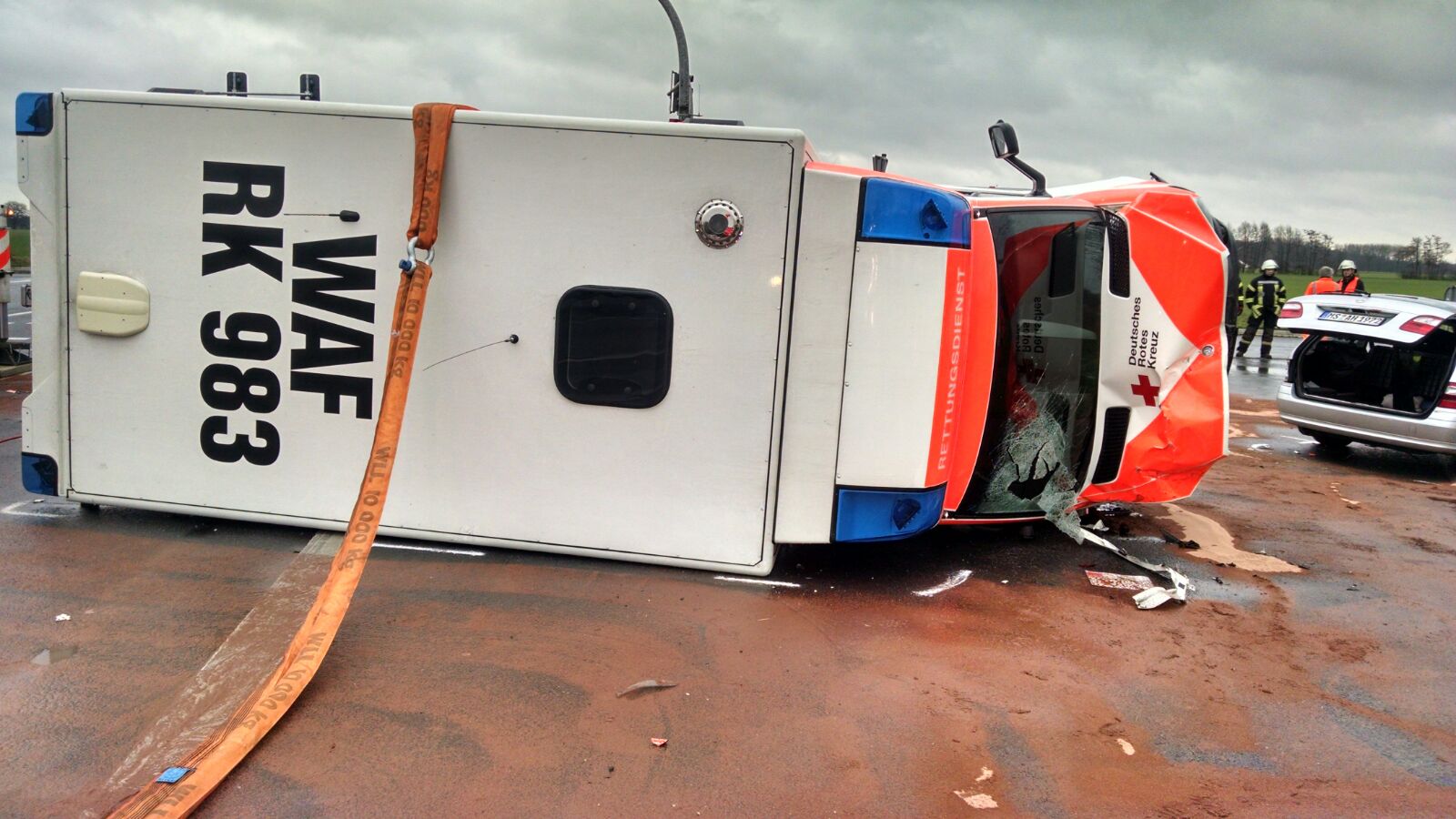 Bei dem Unfall mit einem Rettungswagen wurden drei Personen schwer verletzt. (Foto: POL MS)