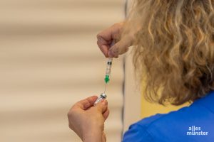 Weit über die Hälfte der Münsteraner sind inzwischen geimpft. Um mehr zu erreichen, gibt es neue Impfangebote. (Archivbild: Thomas Hölscher)
