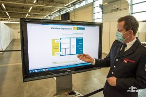 Jörg Rosenkranz von der Feuerwehr Münster erläutert die Abläufe im Impfzentrum. (Foto: Thomas Hölscher)