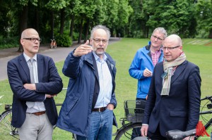 Stadtplaner Stephan Böhme (2.v.l.) zeigt die unbefriedigende Situation am Aegidiitor. (Foto: th) 