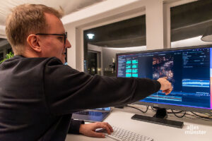 Simon Jöcker bei der Bearbeitung seines Drohnenvideos, das bei Instagram viral ging. (Foto: Thomas Hölscher)