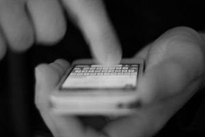 Die Polizei warnt vor einer neuen SMS-Betrugsmasche: Unbekannte versenden vermeintliche Paket-Benachrichtigungen. (Foto: Symbolbild: CC0)