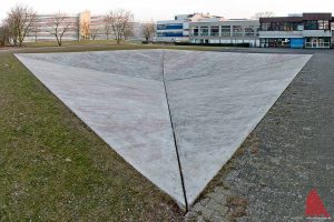 Wäre die bekannte Skulptur "Square Depression" von Bruce Nauman vor Hiesingers Institut ein Krater, wäre der verantwortliche Himmelskörper etwa einen Meter groß gewesen. Also in etwa wie ein großer Gymnastikball. (Foto: mb)