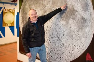 Prof. Dr. Harald Hiesinger vor einem Foto des Mondes. Es wurde zusammengesetzt aus zahllosen Einzelfotos des Lunar Reconnaissance Orbiters. (Foto: mb)