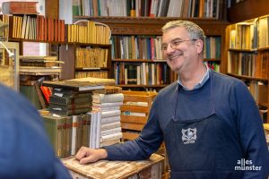 Der Antiquar zwischen seinen Schätzen. (Foto: Thomas Hölscher)