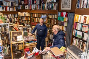 Michael Solder im Gespräch mit ALLES MÜNSTER. Sein Antiquariat ist voller literarischer Schätze. (Foto: Thomas Hölscher)