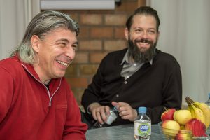 Markus Riedinger (li.) von Onkel Fisch verrät, warum er den lebendigen Look seiner Haare so mag. (Foto: th)