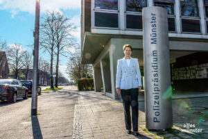 Alexandra Dorndorf vor dem Polizeipräsidium am Friesenring. (Foto: Hölscher)