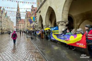 Ein Teil der Friedenskette auf dem Prinzipalmarkt. (Foto: Michael Bührke)