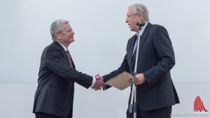 Prof. Dr. Hans-Peter Großhans (re.), Dekan der Evangelisch-Theologischen Fakultät, überreicht Joachim Gauck die Ehrenurkunde. (Foto: wf / Weber)