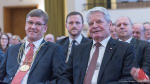 WWU-Direktor Prof. Dr. Johannes Wessels (li.) mit Joachim Gauck. (Foto: wf / Weber)