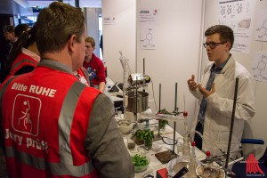 Der 18-jährige Schüler Johannes Jokiel präsentiert sein Projekt der Jury. (Foto: th)