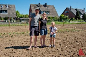 Marie und Henning Franke freuen sich mit ihrer sechsjährigen Tochter auf die erste Ernte. (Foto: mb)