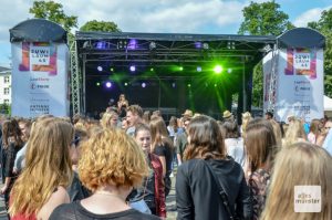 Das JuWi-Fest feierte Jubiläum auf der Wiese vor dem Schloss. (Foto: Maximilian Hengesbach)