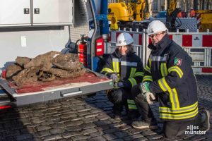 Mitarbeiter der Kampfmittelbeseitigung bei einer Entschärfung auf Münsters Domplatz (Archivbild: Thomas Hölscher)