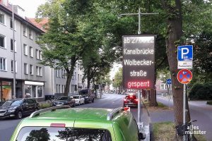 Hinweisschilder kündigen es schon seit Tagen an: ab Montag wird die Kanalbrücke an der Wolbecker Straße gesperrt. (Foto: Ralf Clausen)