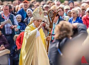 Bischof Genn beim Gottesdienst auf dem Schlossplatz. (Foto: ts)