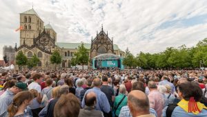 Rund 18.000 Besucher verfolgten die Eröffnung des Katholikentags auf dem Domplatz. (Foto: ts)