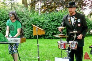 Das Duo "Kaum ein Vogel" begeisterte das zufällige Publikum bei der Grünflächenunterhaltung. Ob ihnen das auch beim Hafenfest gelingt? (Foto: rc)