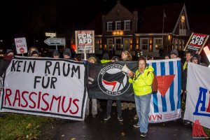 In Sicht- und Hörweite zur AfD-Jahresabschlussfeier in der "Villa Rinaudo" demonstrierten Anhänger der Kampagne "Keine Stimme der AfD". (Foto: th)