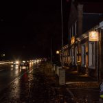 Während auf der anderen Straßenseite lautstark protestiert wird, reisen die Gäste der AfD an. (Foto: th)